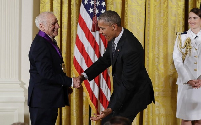 Mel Brooks y el ex presidente de los Estados Unidos, Barack Obama