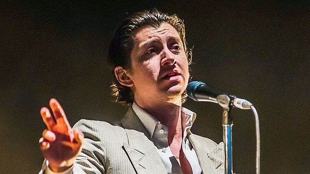 Alex Turner Bio, čistá hodnota, priateľka, výška, vek a rodinné fakty