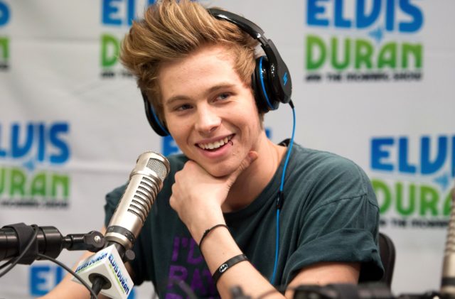 Luke Hemmings Bio ، العمر ، الارتفاع ، صديقة وحقائق أخرى تحتاج إلى معرفتها