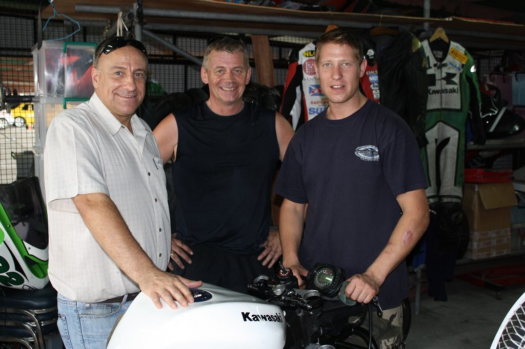 Gary Johnson e amici in un garage