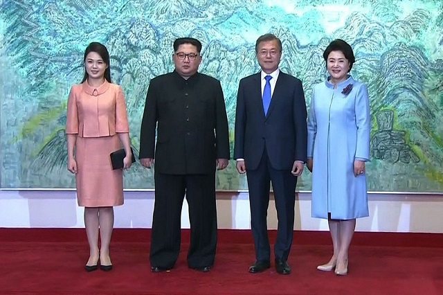 Ri Sol-Ju y su esposo Kim Jong-Un; El presidente Moon Jae-In y su esposa Kim Jong-Sook