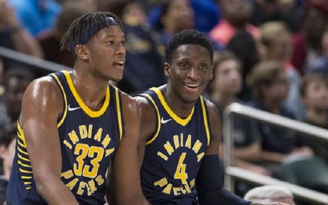 Myles Turner (vľavo) a Victor Oladipo